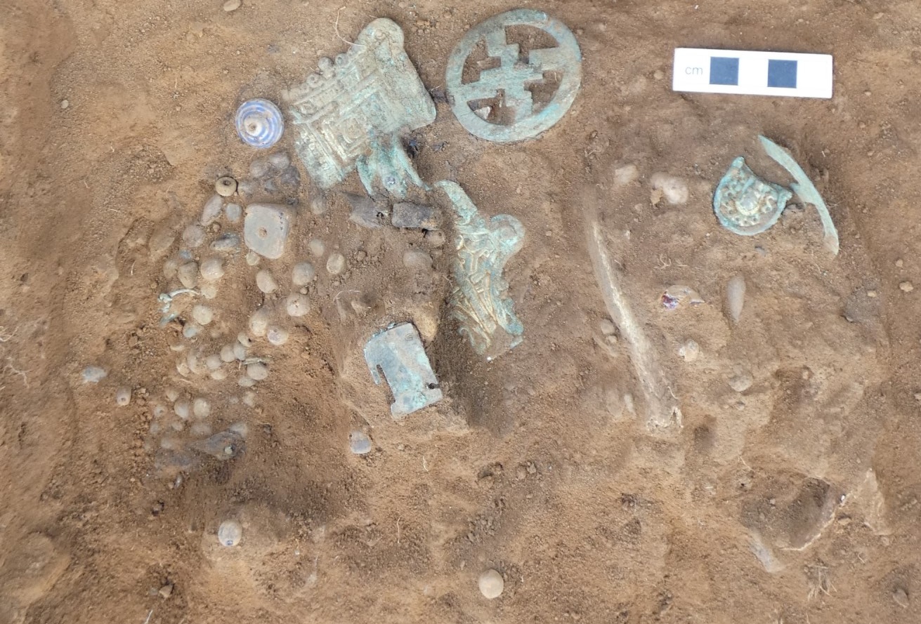 Massive Anglo-Saxon Cemetery And Treasure Unearthed In England ...